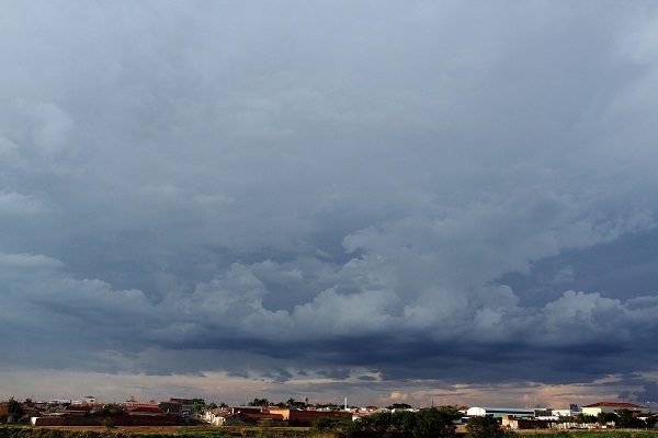 As previsões para hoje são de sol com muitas nuvens